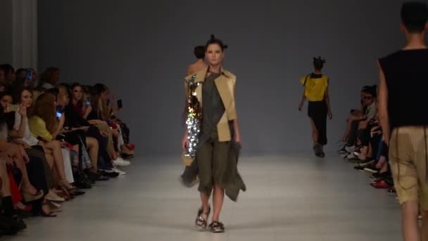 Vrouw model op de catwalk op fashion show — Stockvideo