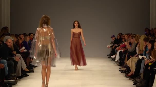 Vrouw model op de catwalk op fashion show — Stockvideo