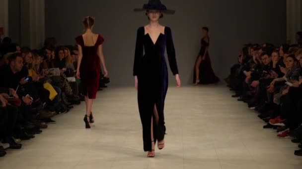 Vrouw model op de catwalk op fashion show — Stockvideo