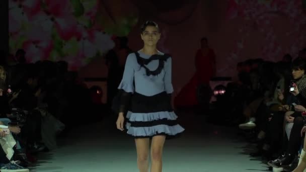 Vrouw model op de catwalk op fashion show — Stockvideo