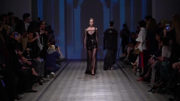 Mujer modelo en la pasarela en el desfile de moda — Vídeos de Stock