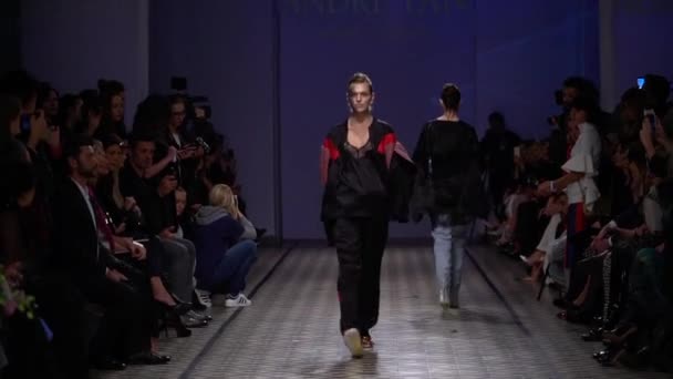 Mujer modelo en la pasarela en el desfile de moda — Vídeos de Stock