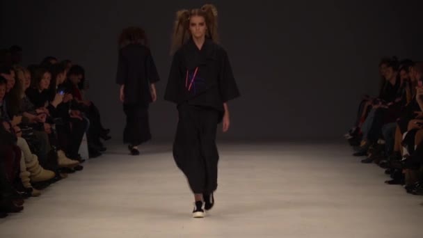 Vrouw model op de catwalk op fashion show — Stockvideo