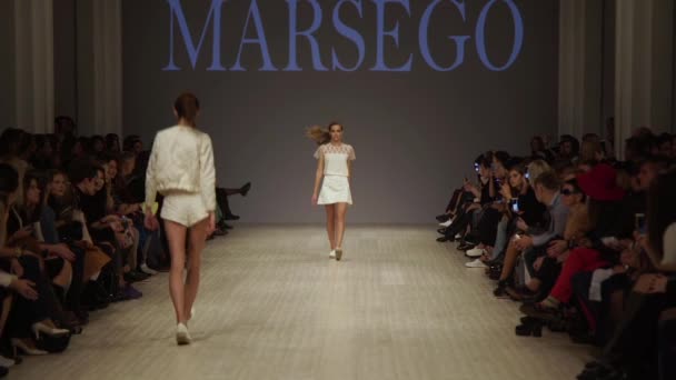 Vrouw model op de catwalk op fashion show — Stockvideo