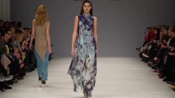 Vrouw model op de catwalk op fashion show — Stockvideo