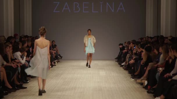 Vrouw model op de catwalk op fashion show — Stockvideo
