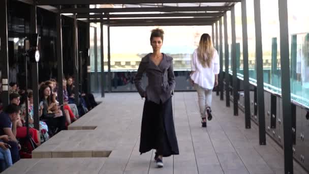 Nainen malli catwalk muotinäytöksessä — kuvapankkivideo
