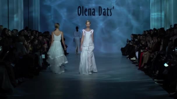 Femme mannequin sur le podium au défilé de mode — Video