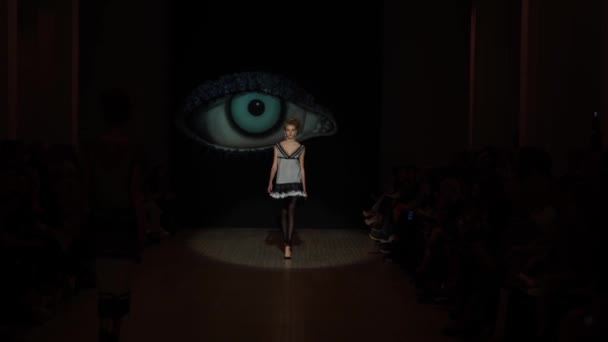 Woman model on the catwalk at fashion show — Stock Video