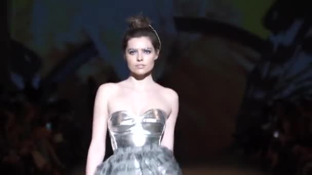 Femme mannequin sur le podium au défilé de mode — Video