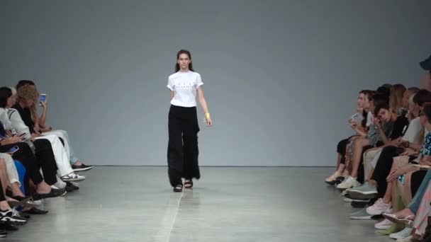 Vrouw model op de catwalk op fashion show — Stockvideo