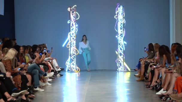 Vrouw model op de catwalk op fashion show — Stockvideo