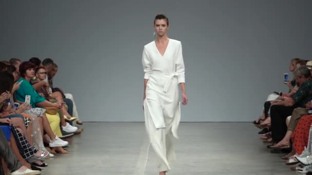 Vrouw model op de catwalk op fashion show — Stockvideo