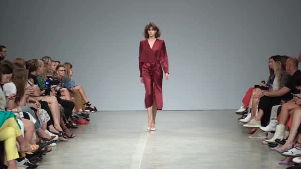 Vrouw model op de catwalk op fashion show — Stockvideo