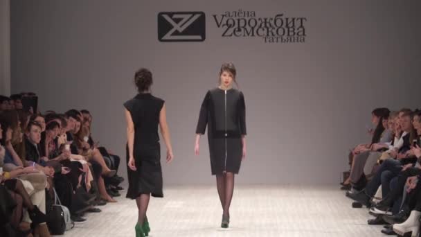 Woman model on the catwalk at fashion show — Stock Video