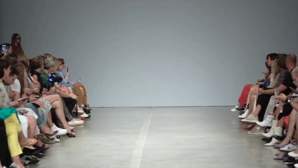 Moda gösterisinde podyumda kadın manken — Stok video