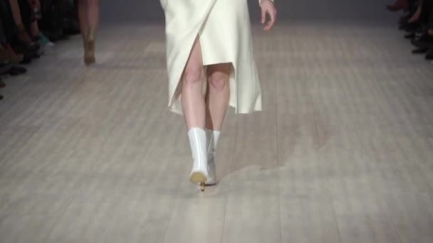 Vrouw model op de catwalk op fashion show — Stockvideo