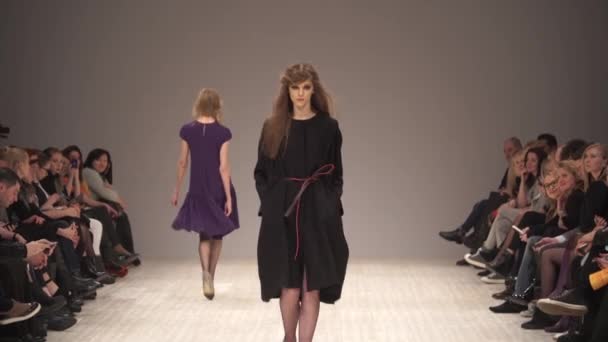 Женщина-модель на подиуме на показе мод — стоковое видео