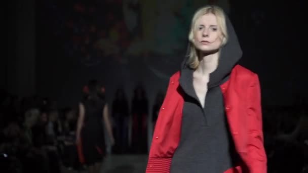 Mujer modelo en la pasarela en el desfile de moda — Vídeo de stock