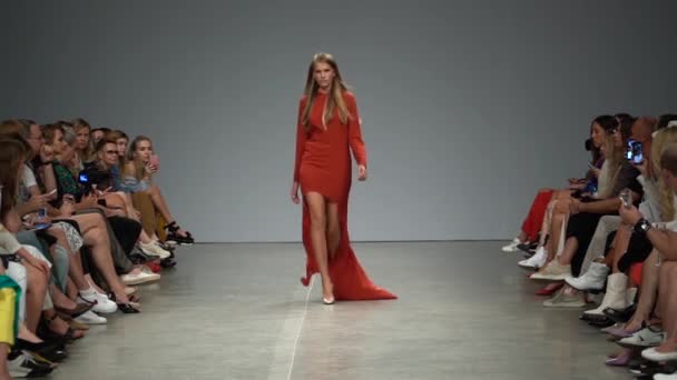 Mujer modelo en la pasarela en el desfile de moda — Vídeo de stock