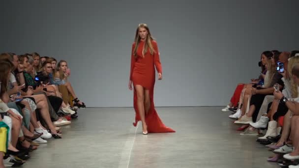 Vrouw model op de catwalk op fashion show — Stockvideo