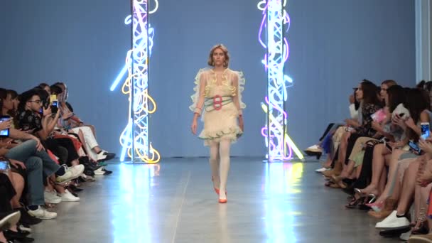 Vrouw model op de catwalk op fashion show — Stockvideo