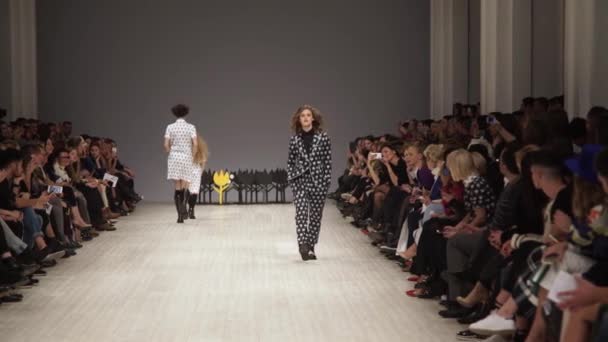 Vrouw model op de catwalk op fashion show — Stockvideo