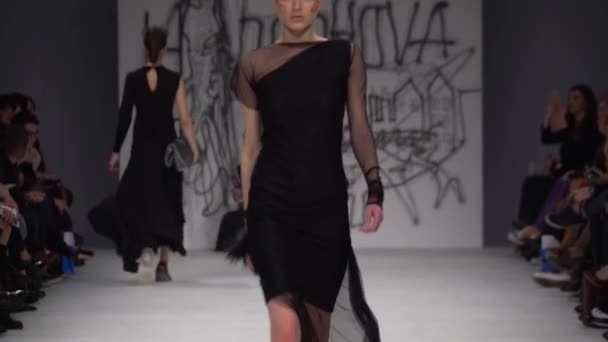 Mulher modelo na passarela no desfile de moda — Vídeo de Stock