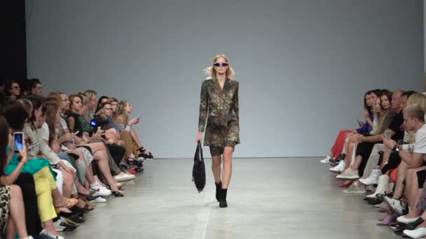 Vrouw model op de catwalk op fashion show — Stockvideo