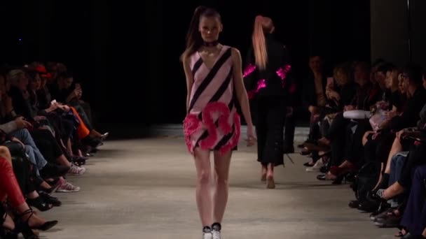 Vrouw model op de catwalk op fashion show — Stockvideo