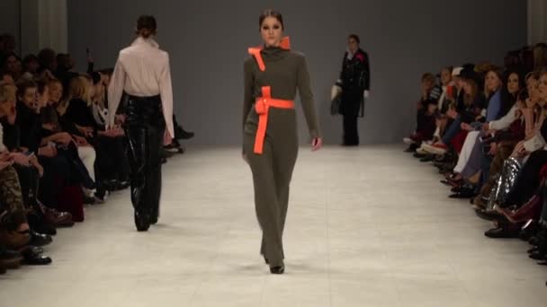 Vrouw model op de catwalk op fashion show — Stockvideo