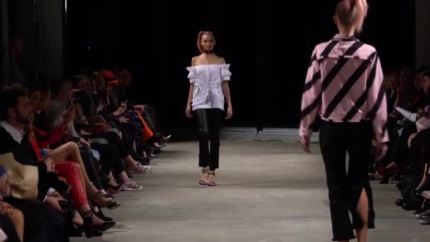 Vrouw model op de catwalk op fashion show — Stockvideo