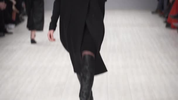 Vrouw model op de catwalk op fashion show — Stockvideo