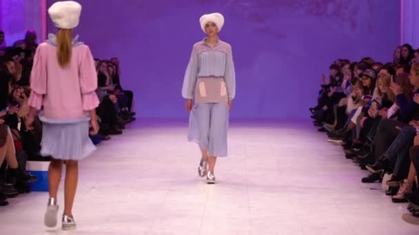 Vrouw model op de catwalk op fashion show — Stockvideo