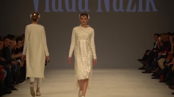 Mujer modelo en la pasarela en el desfile de moda — Vídeos de Stock