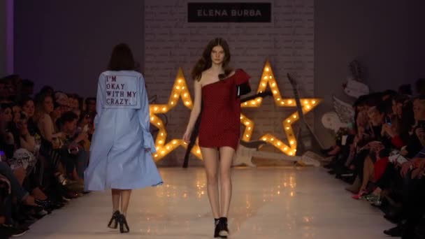 Mujer modelo en la pasarela en el desfile de moda — Vídeo de stock