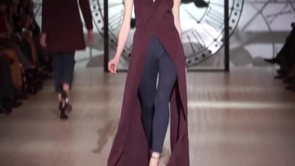 Mulher modelo na passarela no desfile de moda — Vídeo de Stock