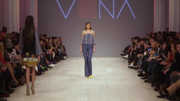 Vrouw model op de catwalk op fashion show — Stockvideo