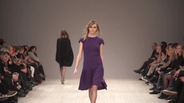 ファッションショーでのキャットウォークの女性モデル — ストック動画