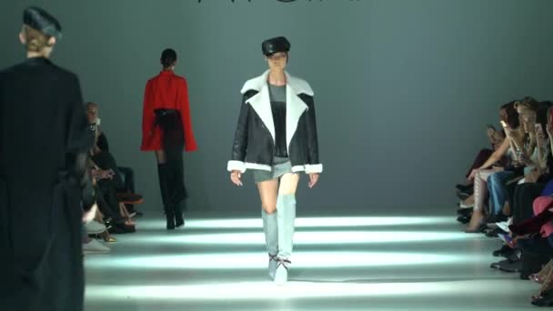 Vrouw model op de catwalk op fashion show — Stockvideo