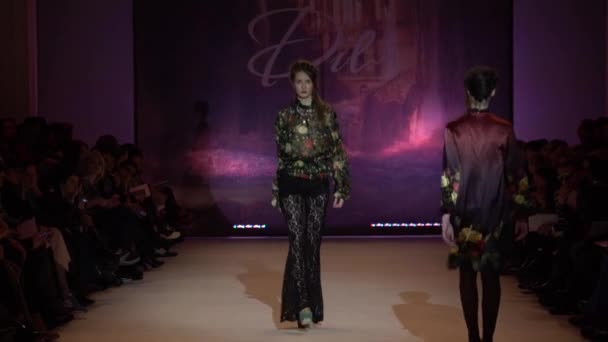 Mulher modelo na passarela no desfile de moda — Vídeo de Stock