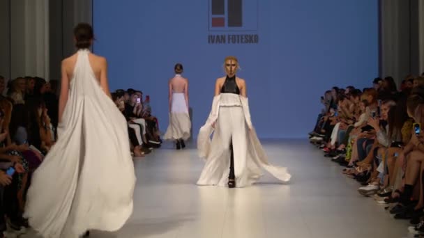 Vrouw model op de catwalk op fashion show — Stockvideo