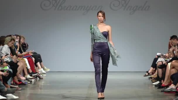 Vrouw model op de catwalk op fashion show — Stockvideo