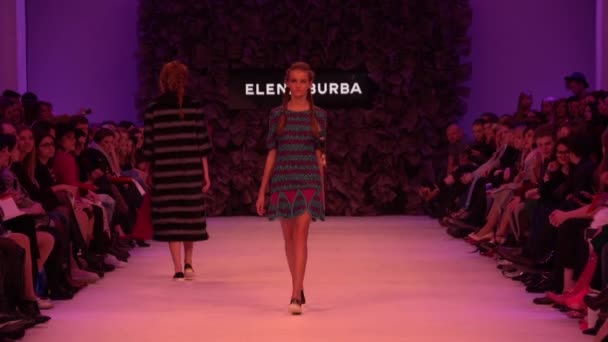 Mulher modelo na passarela no desfile de moda — Vídeo de Stock