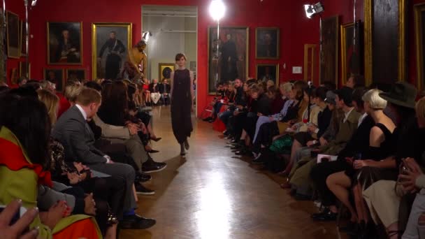 Meisje model op de catwalk bij fashion show — Stockvideo