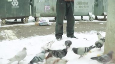 Dilenci evsiz bir serseri çöp tenekesinde yiyecek arıyor. Kyiv. Ukrayna