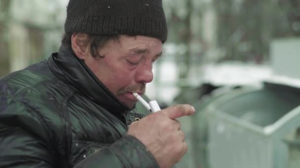 Ein Bettler, der obdachlos ist, sucht in einem Mülleimer nach Essen. Kiew. Ukraine — Stockvideo