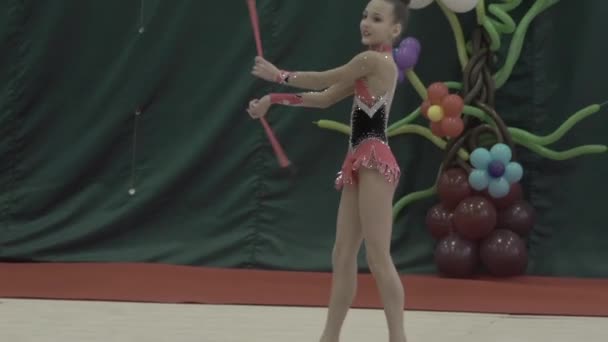 Lány torna klubokkal a verseny alatt. Lassú mozgás. Kijevben. Ukrajna. — Stock videók