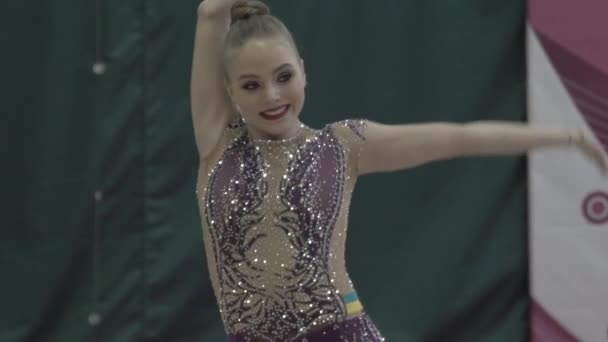 Fata gimnast cu cluburi în timpul competiției. Mişcare lentă. Kiev. Ucraina . — Videoclip de stoc