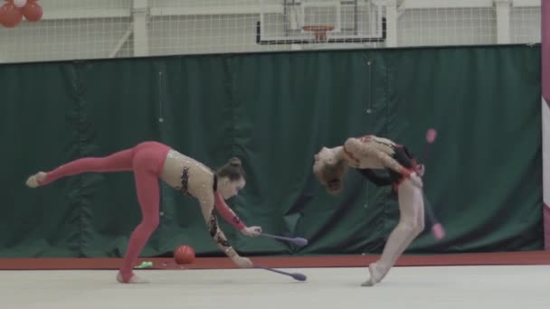 Dívka gymnastka s kluby během soutěže. Zpomal. Kyjev. Ukrajina. — Stock video